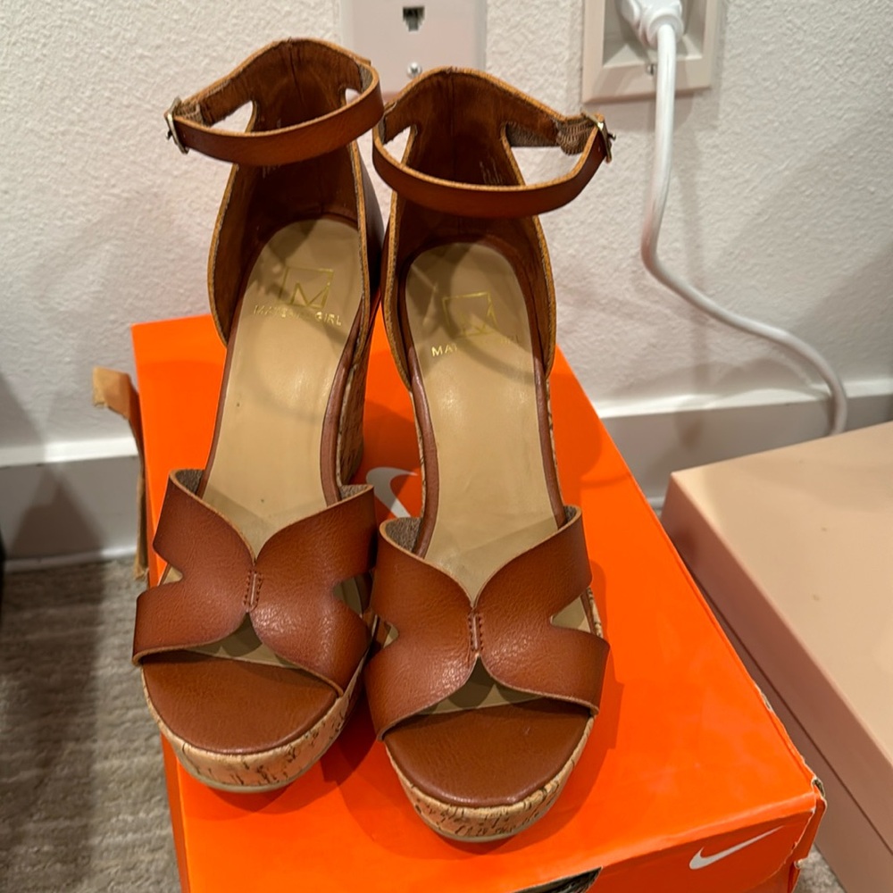 New Material Girl wedges brown SZ 6